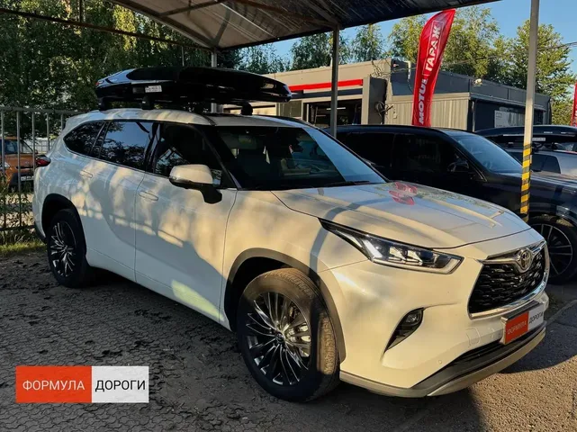 Бокс на крышу ENROAD Nomadix Pro XXL Slim 450-E для Toyota Highlander, цвет «Чёрный» — общий ракурс автомобиля с установленным автобоксом