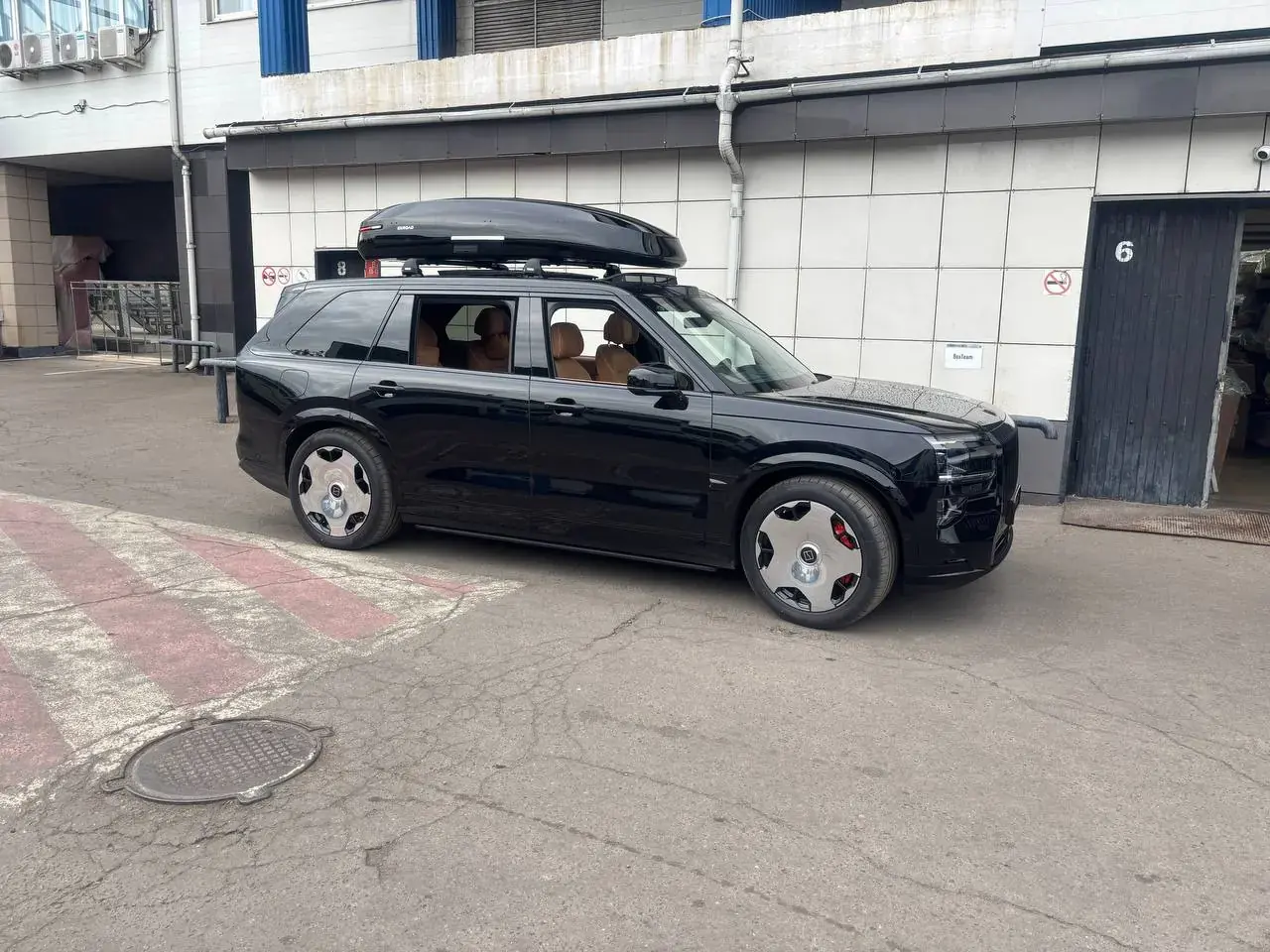 Установка автобокса ENROAD на Zeekr 9X в магазине БоксТим